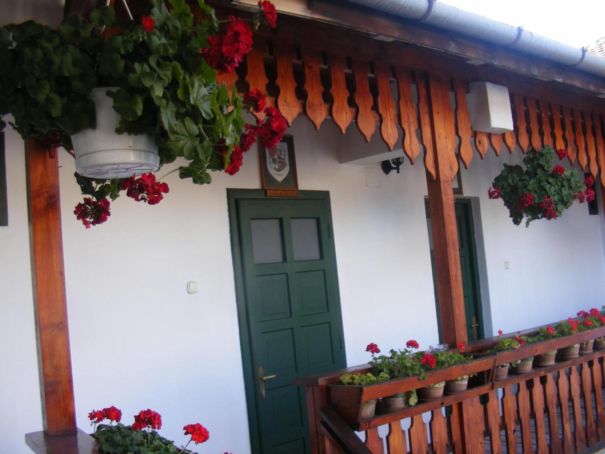 Gobe Csarda Hotel Oradea Exterior photo